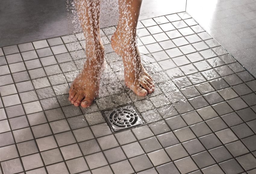 Mattonelle di scarico del pavimento: soluzione moderna del bagno