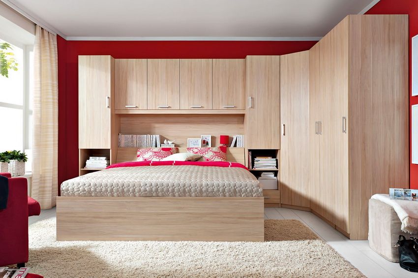 Armadio ad angolo nella camera da letto: un elemento stanza spazioso e multifunzionale