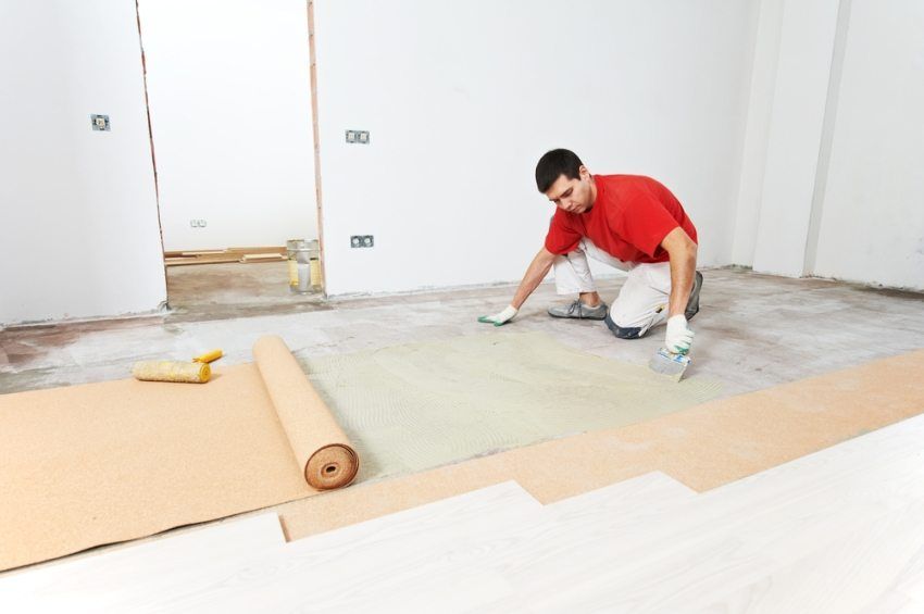 Posa del laminato su un pavimento di cemento con un substrato: rivestimento con tecnologia di installazione completa