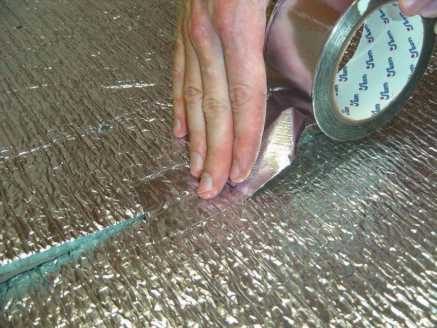 Posa del laminato su un pavimento di cemento con un substrato: rivestimento con tecnologia di installazione completa