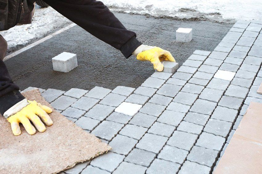 Posa di lastre di pavimentazione su una base di cemento: teoria e consigli pratici