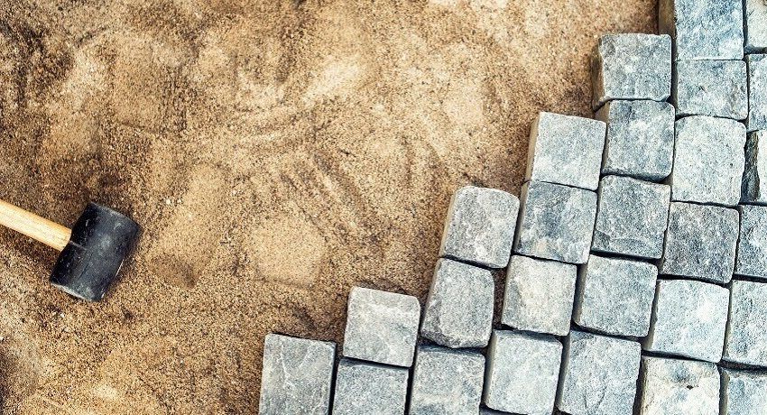 Posa di lastre da pavimentazione sulla sabbia: tecnologia e lavoro specifico