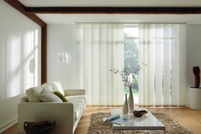 Persiane verticali in tessuto sulle finestre: protezione solare affidabile e duratura