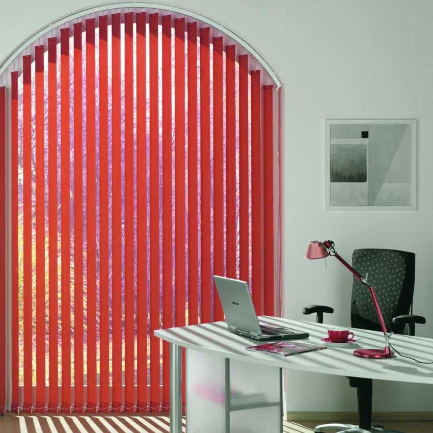 Persiane verticali in tessuto sulle finestre: protezione solare affidabile e duratura