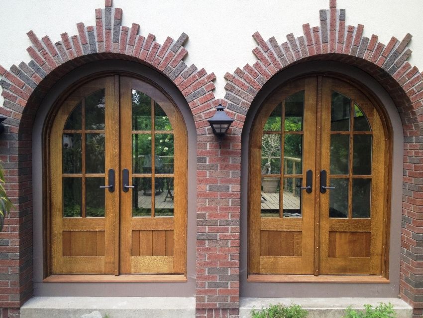 Porta in legno d'ingresso per una casa e un appartamento privati: affidabilità e design