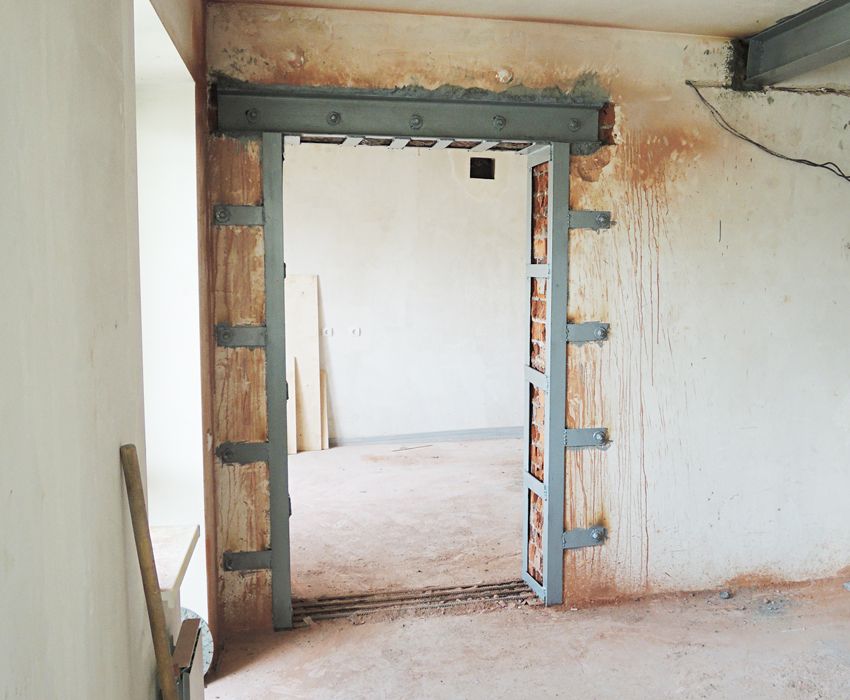 Porta d'ingresso: installazione di strutture in metallo e legno