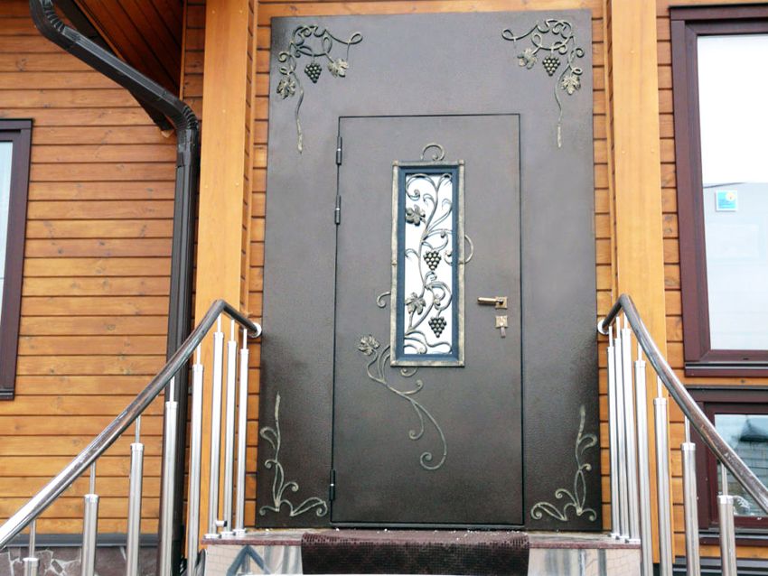 Porta d'ingresso: installazione di strutture in metallo e legno