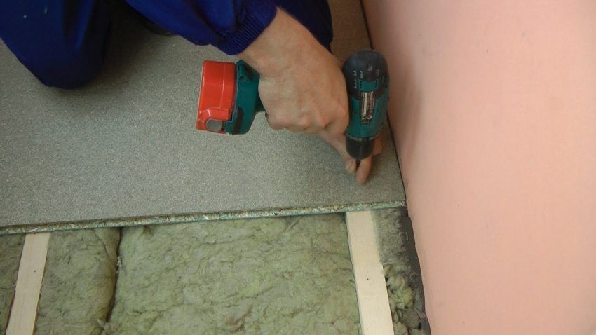 Video: come posizionare il laminato sul pavimento in legno con le proprie mani, istruzioni e suggerimenti