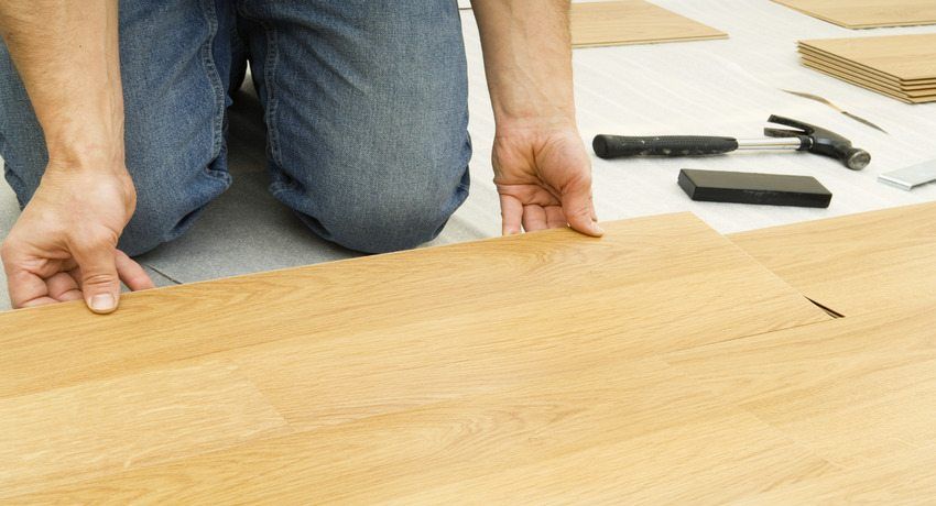 Video: come posizionare il laminato sul pavimento in legno con le proprie mani, istruzioni e suggerimenti
