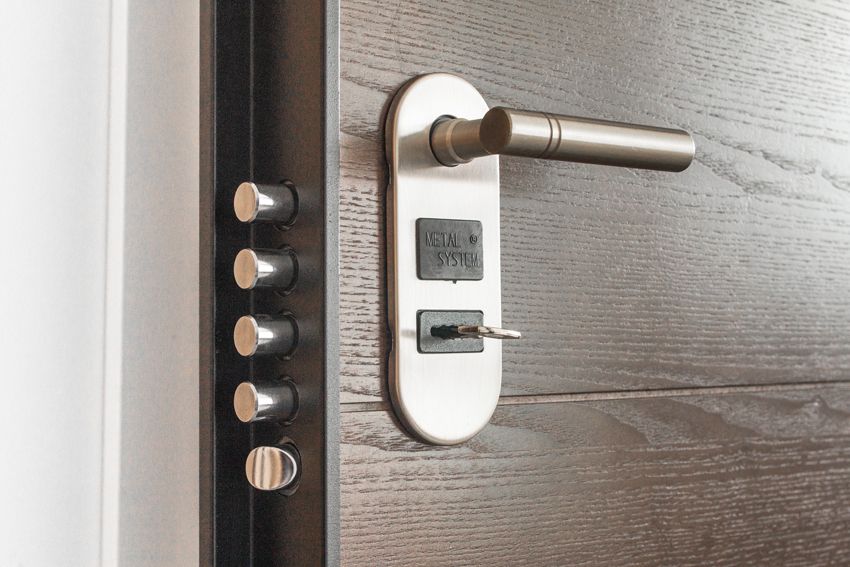Inserire le serrature nella porta metallica: la scelta del meccanismo più affidabile