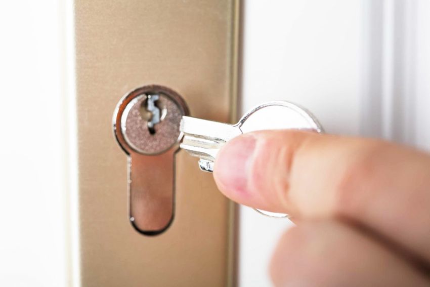 Inserire le serrature nella porta metallica: la scelta del meccanismo più affidabile