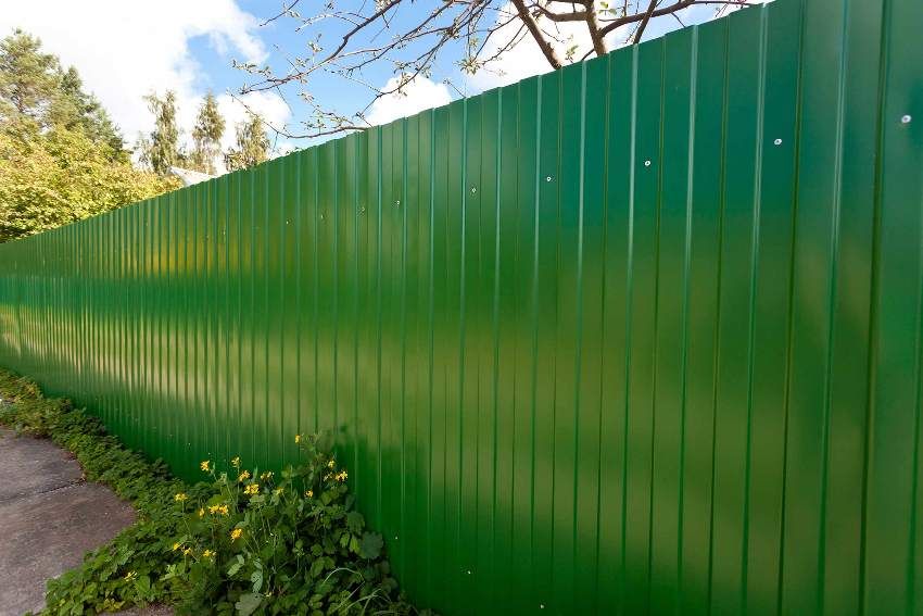 Una recinzione fatta di pavimenti corrugati con le tue mani con le colonne: una tecnica, segreti di assemblaggio
