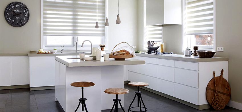 Persiane in cucina: un elemento elegante di arredamento in un interno moderno.